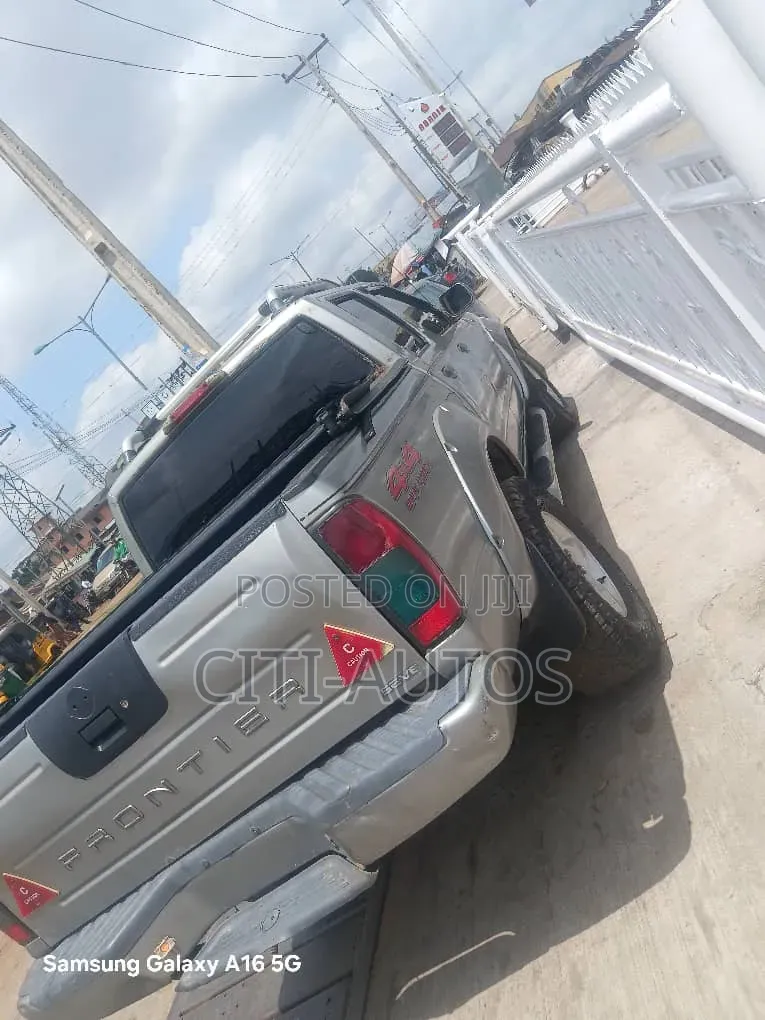 Nissan Frontier 2004 Gray