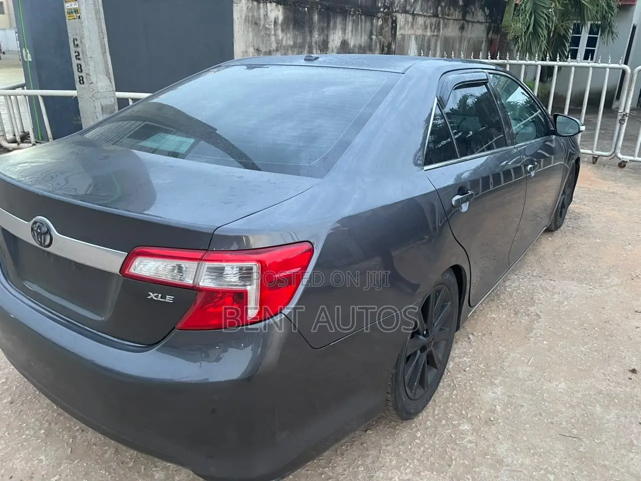 Toyota Camry XLE 4dr Sedan (2.5L 4cyl 6A) 2012 Gray