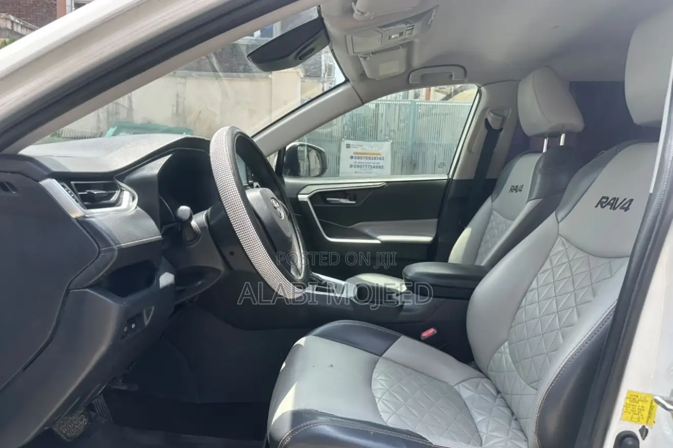 Toyota RAV4 XLE AWD 2020 White