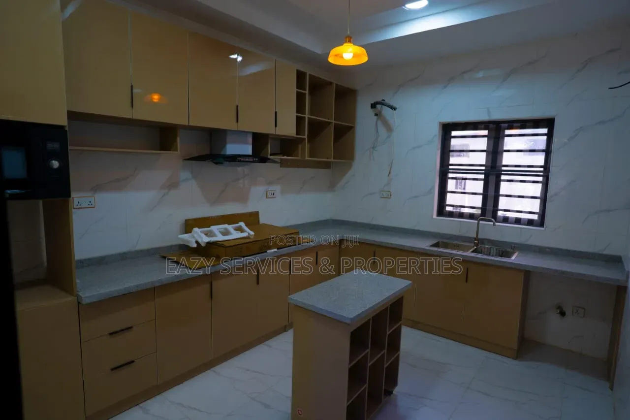 4bdrm Duplex in Gated And Secured, Chevron for sale