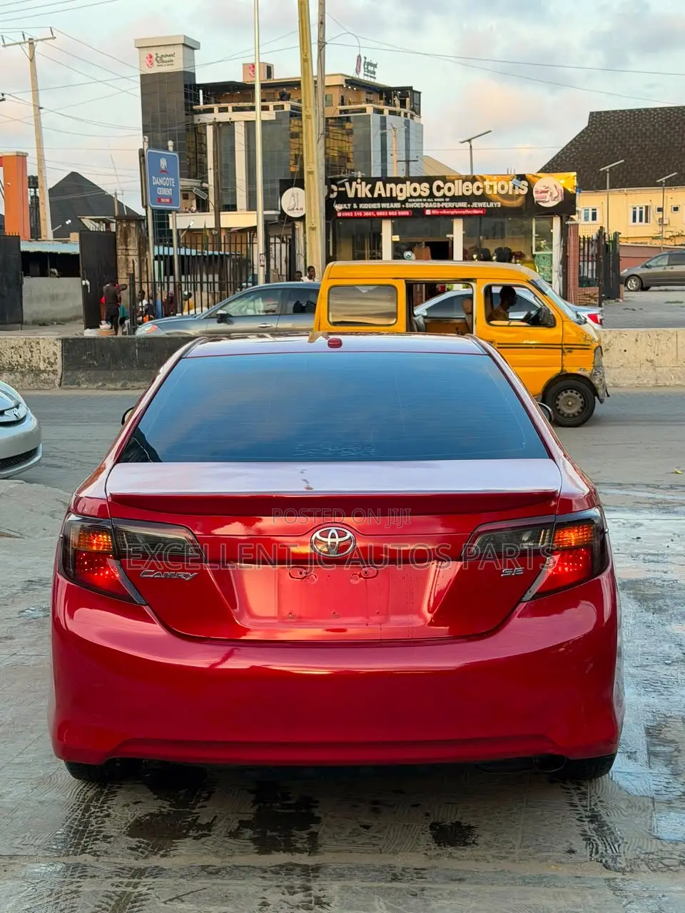 Toyota Camry SE V6 4dr Sedan (3.5L 6cyl 6A) 2013 Red