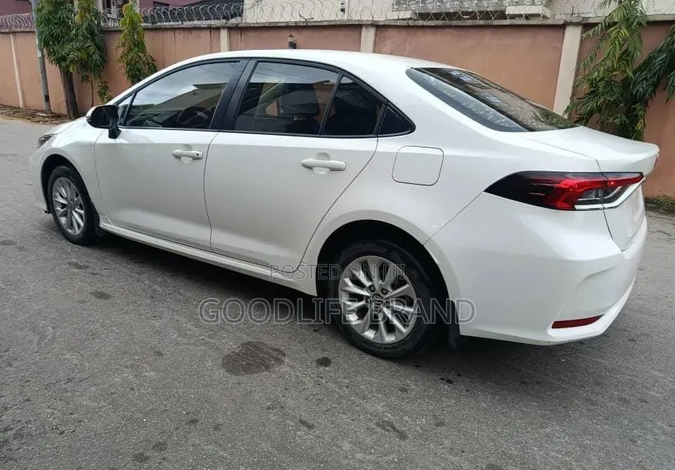 Toyota Corolla SE 2023 White