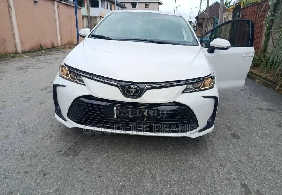 Toyota Corolla SE 2023 White