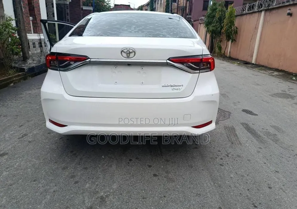 Toyota Corolla SE 2023 White