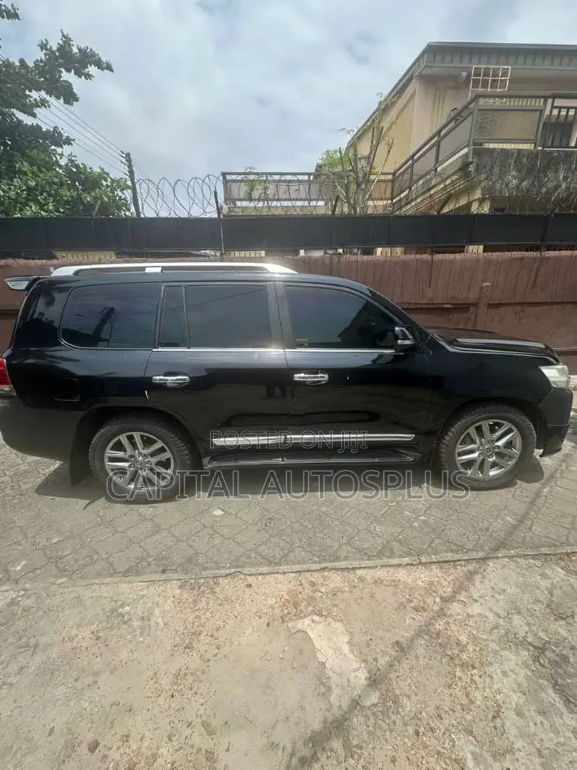 Toyota Land Cruiser 2010 Black