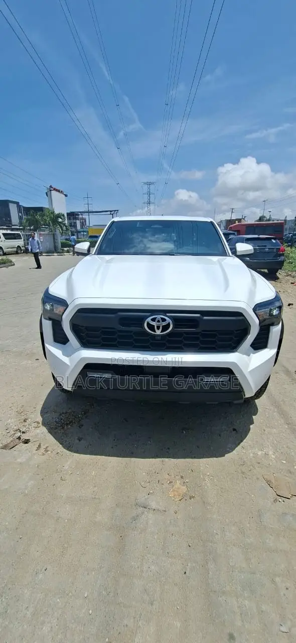Toyota Tacoma 2024 White