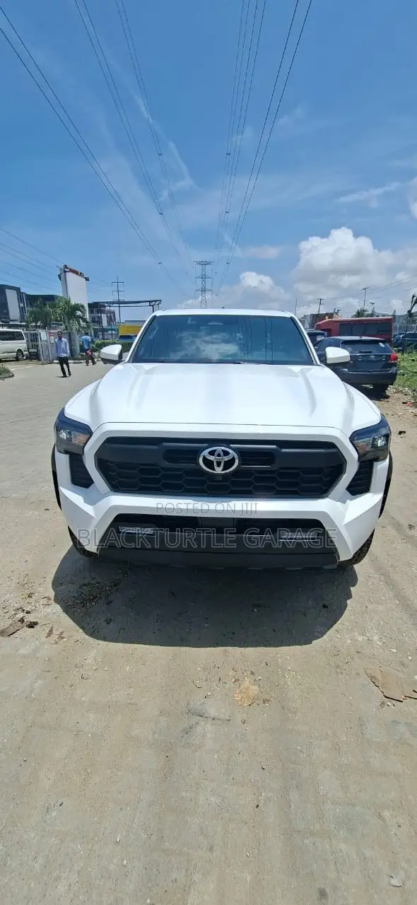 Toyota Tacoma 2024 White