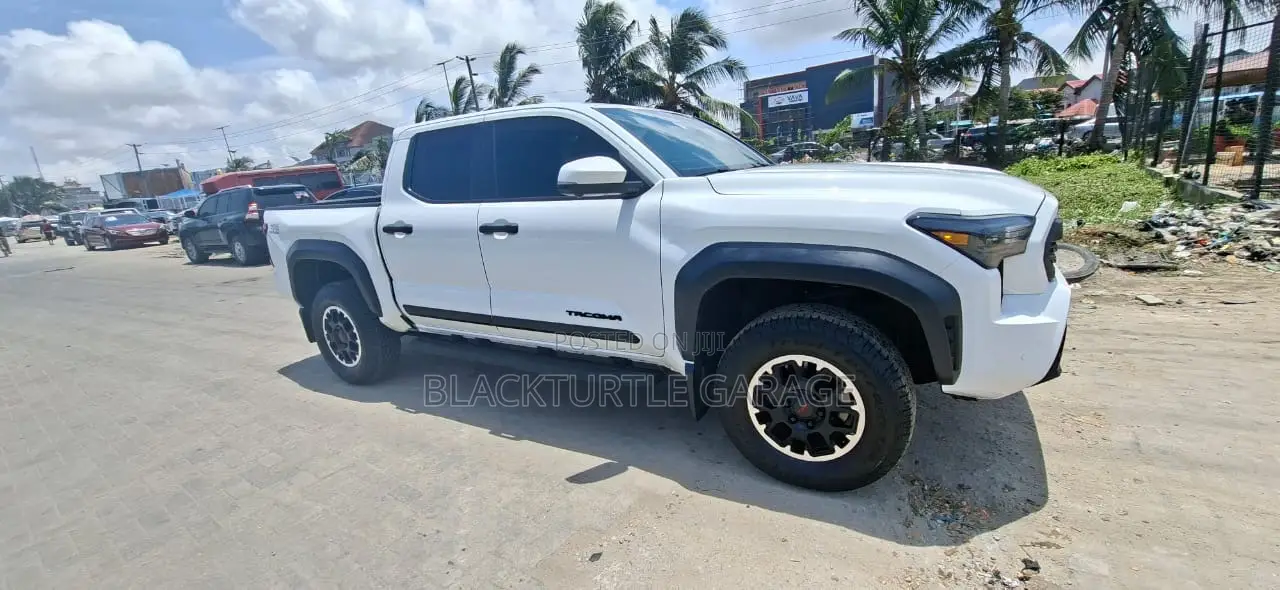 Toyota Tacoma 2024 White
