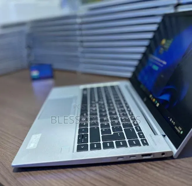 Laptop HP EliteBook 830 G8 8GB Intel Core i7 SSD 256GB