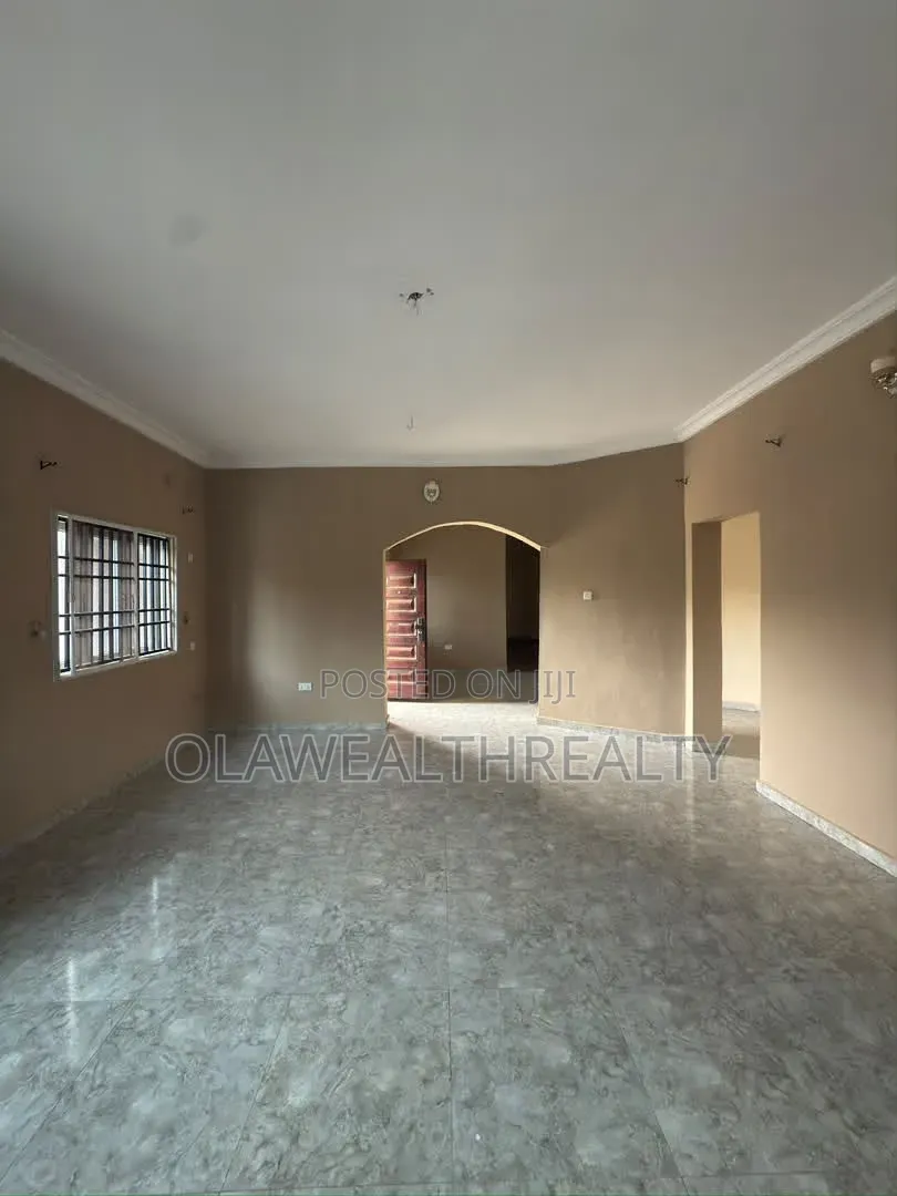 3bdrm Block of Flats in Akobo for rent