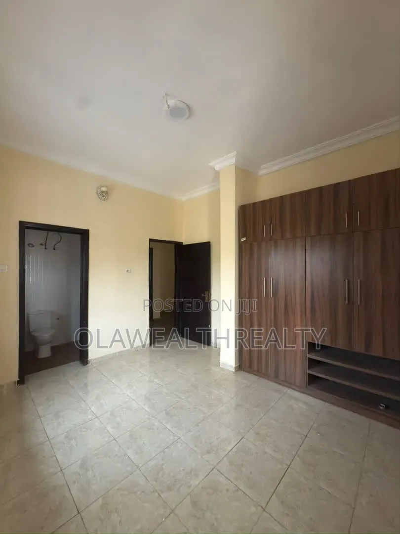 3bdrm Block of Flats in Akobo for rent