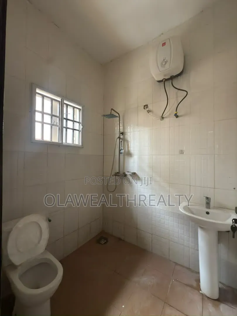 3bdrm Block of Flats in Akobo for rent
