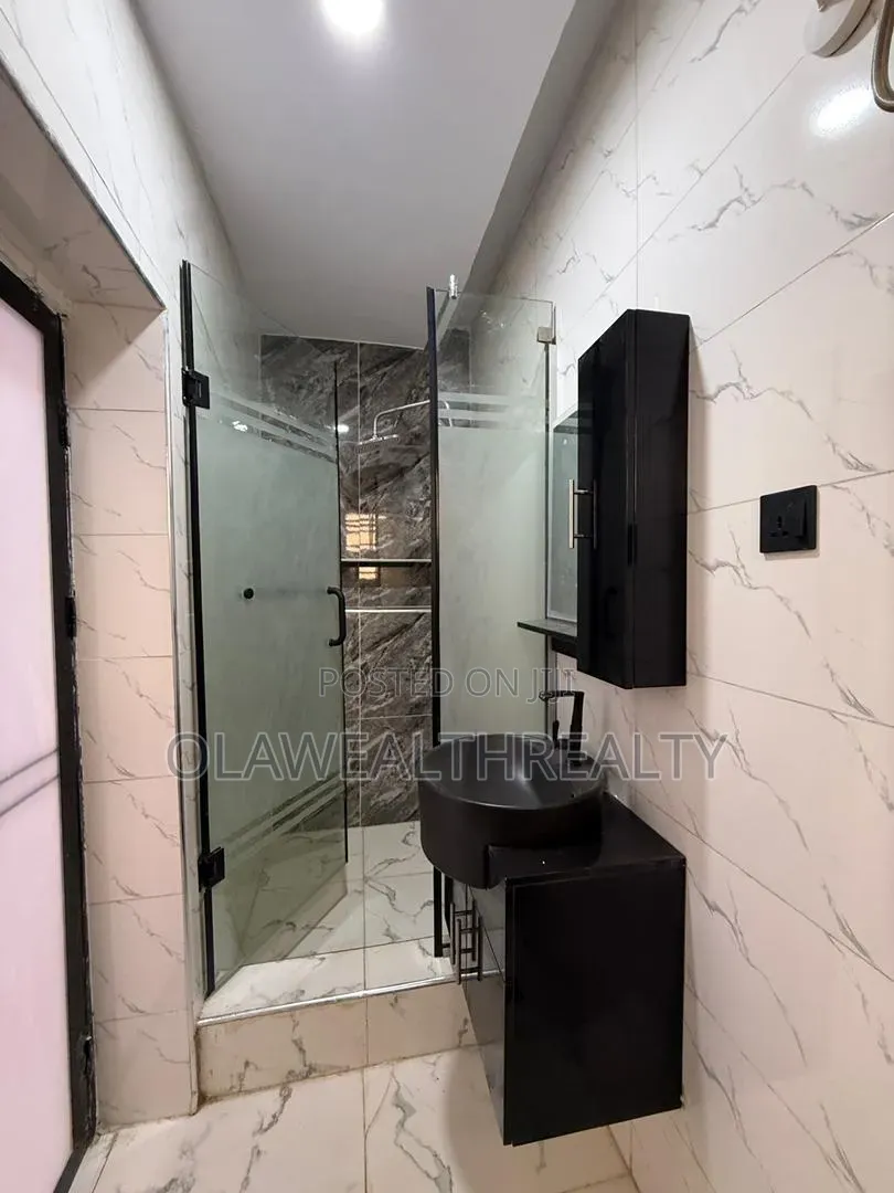 3bdrm Block of Flats in Akobo for rent