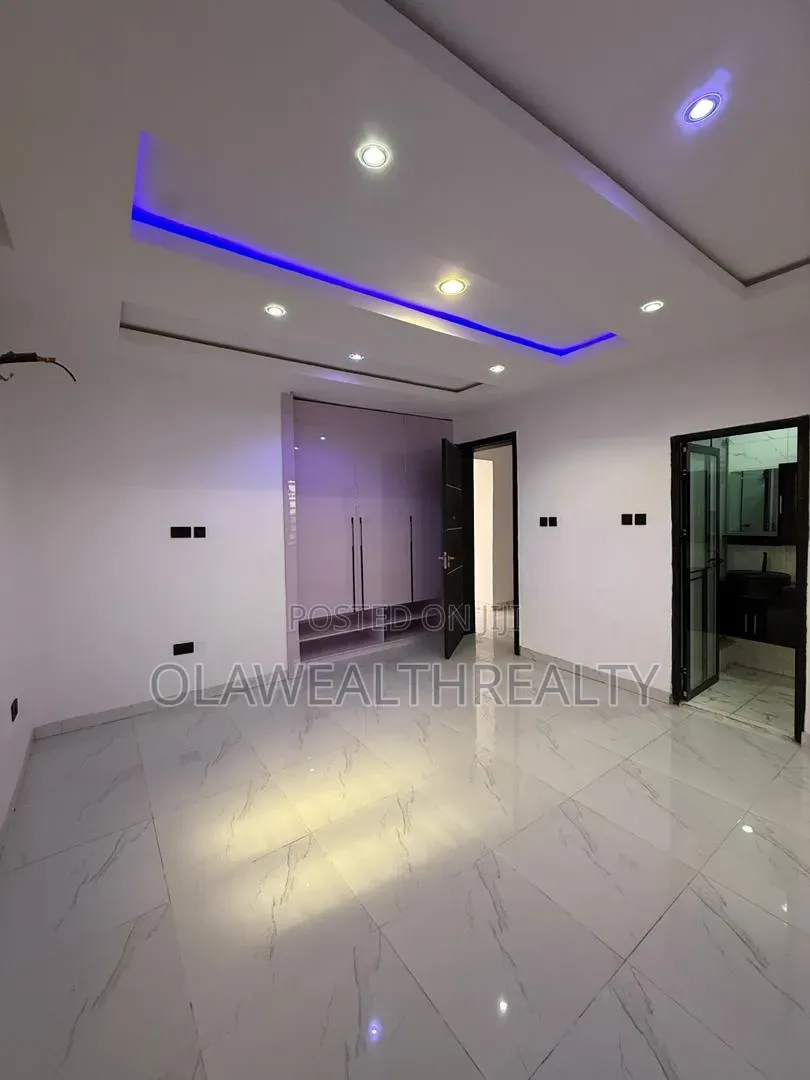 3bdrm Block of Flats in Akobo for rent