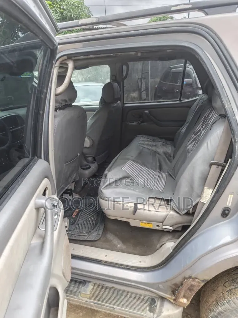 Toyota Sequoia Limited 4dr SUV 4WD (4.7L 8cyl 5A) 2005 Ivory