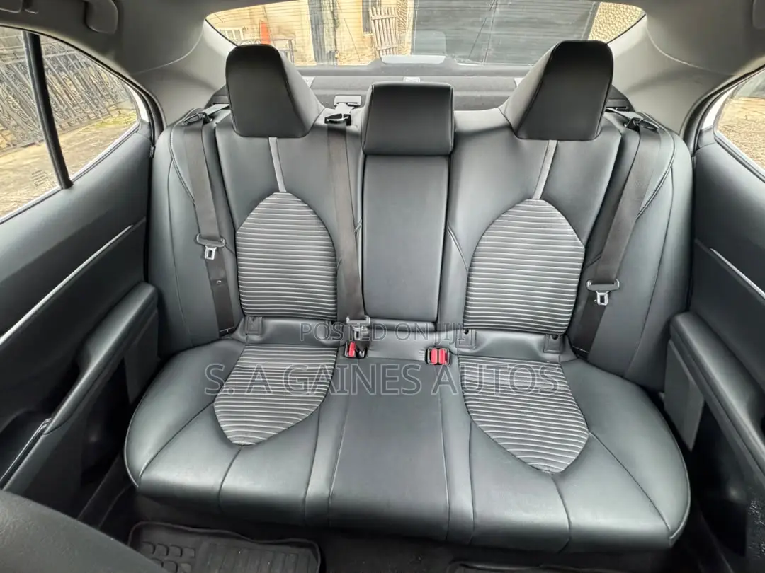 Toyota Camry SE (2.5L 4cyl 8A) 2019 White