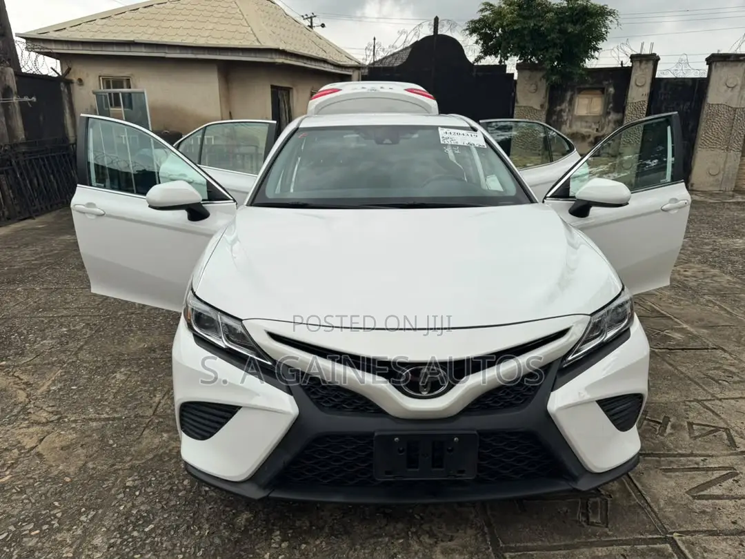 Toyota Camry SE (2.5L 4cyl 8A) 2019 White