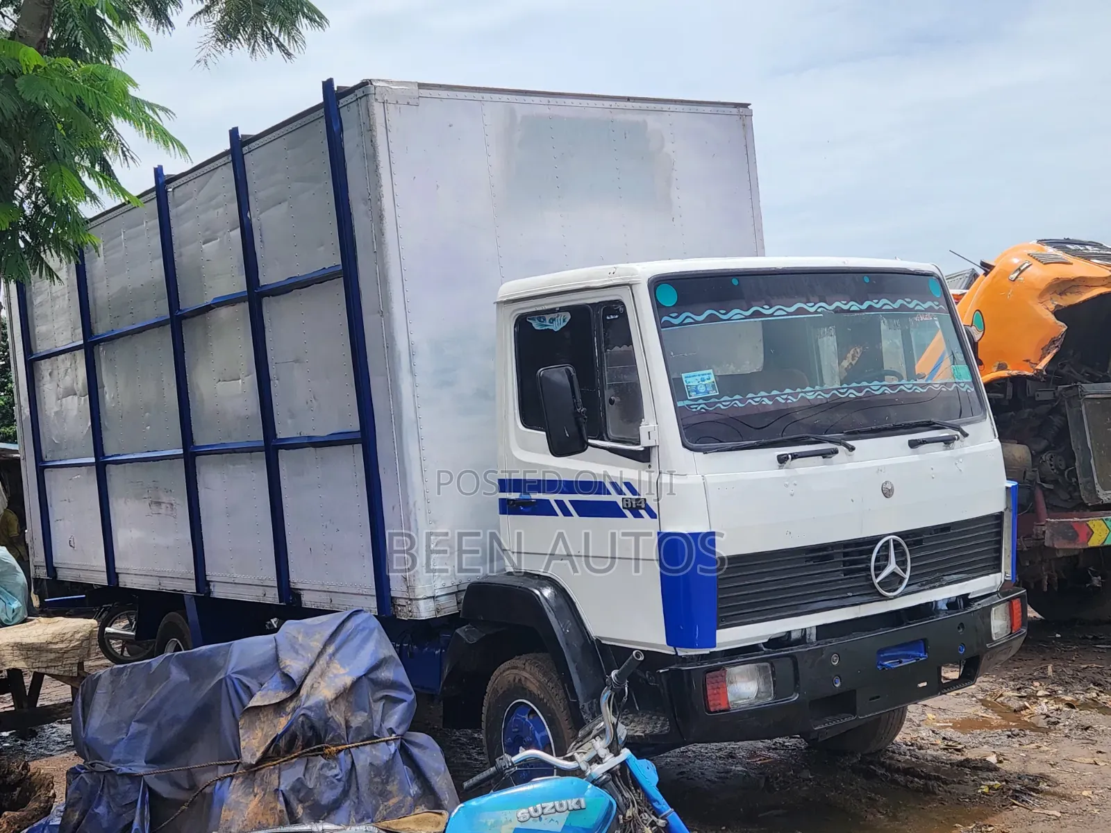 6 Tyres Mercedes Benz Truck