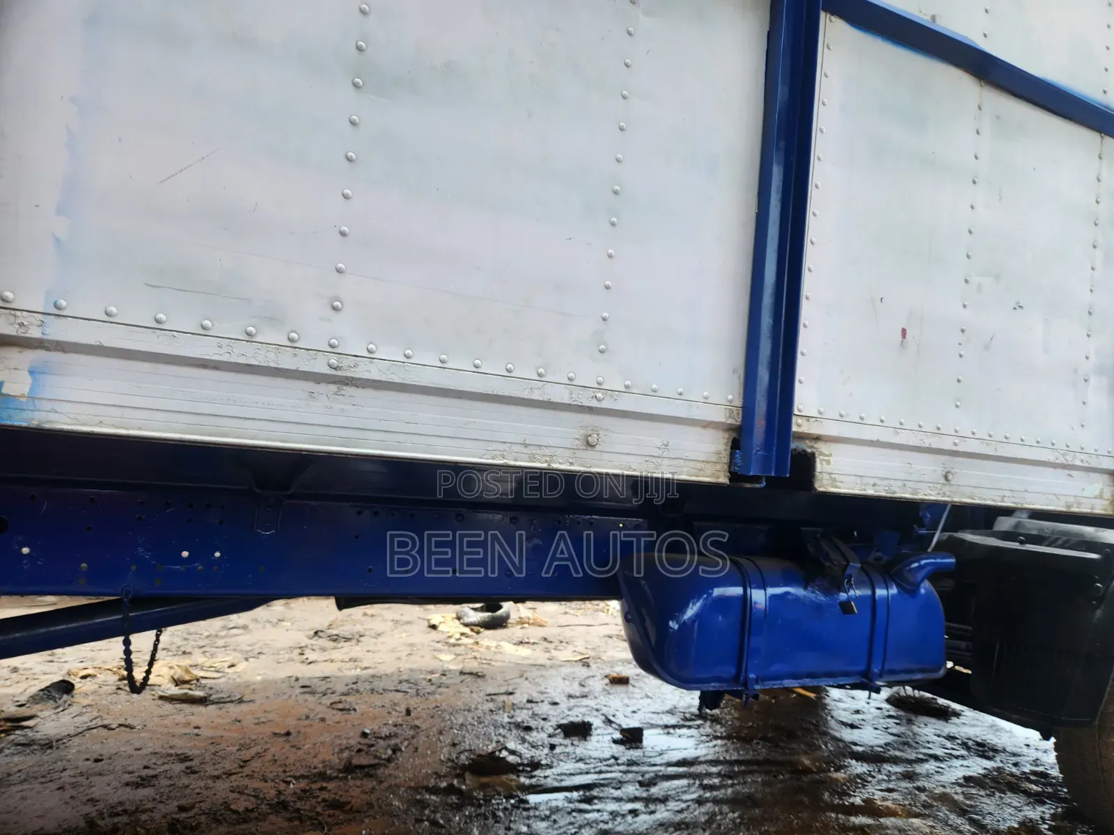 6 Tyres Mercedes Benz Truck