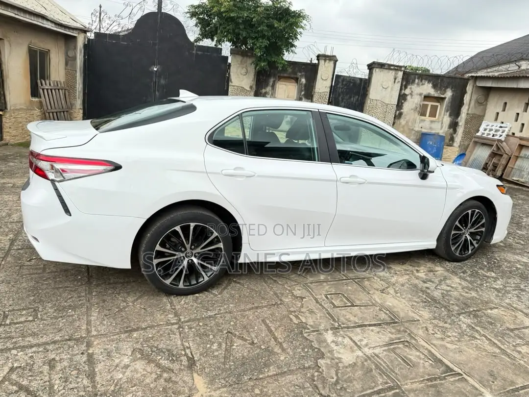 Toyota Camry SE (2.5L 4cyl 8A) 2019 White