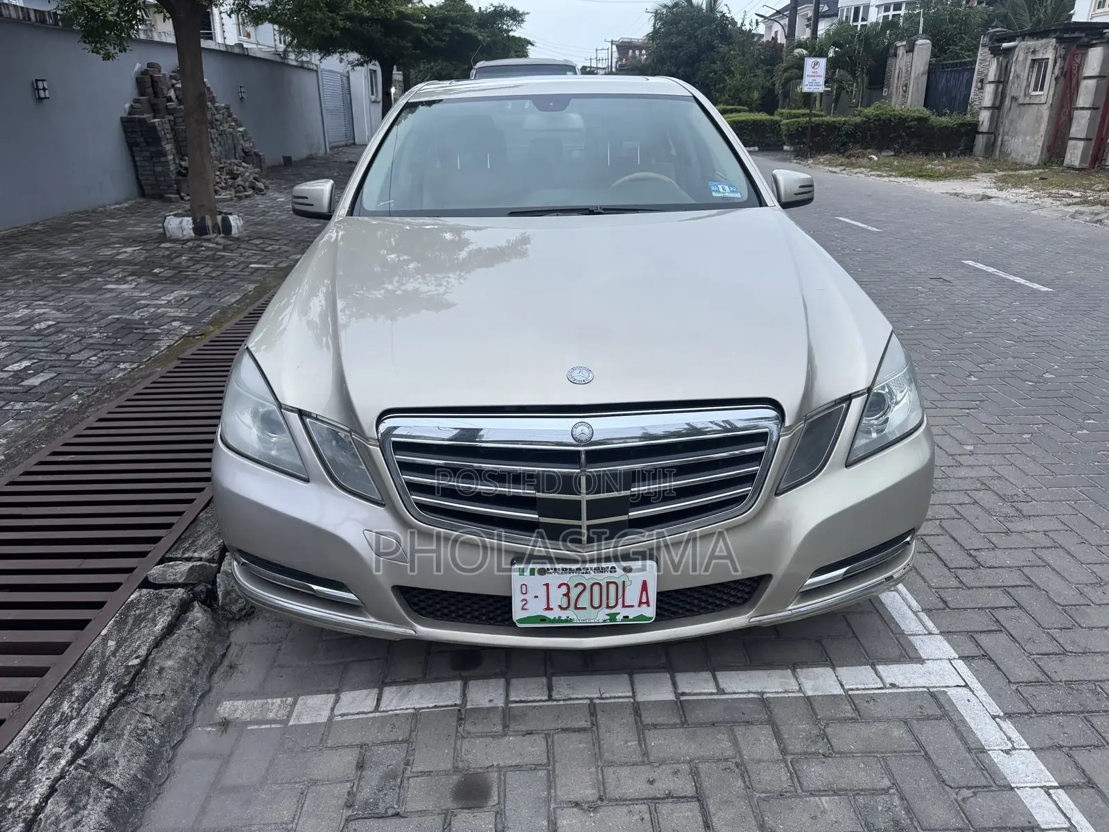Mercedes-Benz E350 Base 4dr Sedan RWD (3.5L 6cyl 7A) 2010 Gold