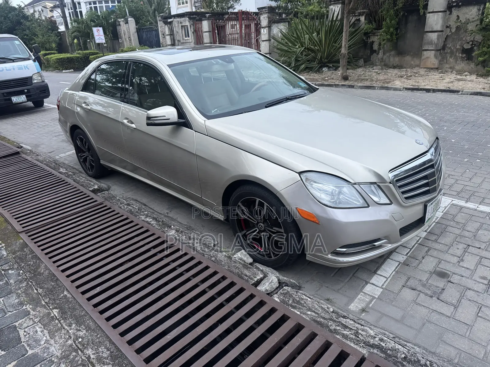 Mercedes-Benz E350 Base 4dr Sedan RWD (3.5L 6cyl 7A) 2010 Gold