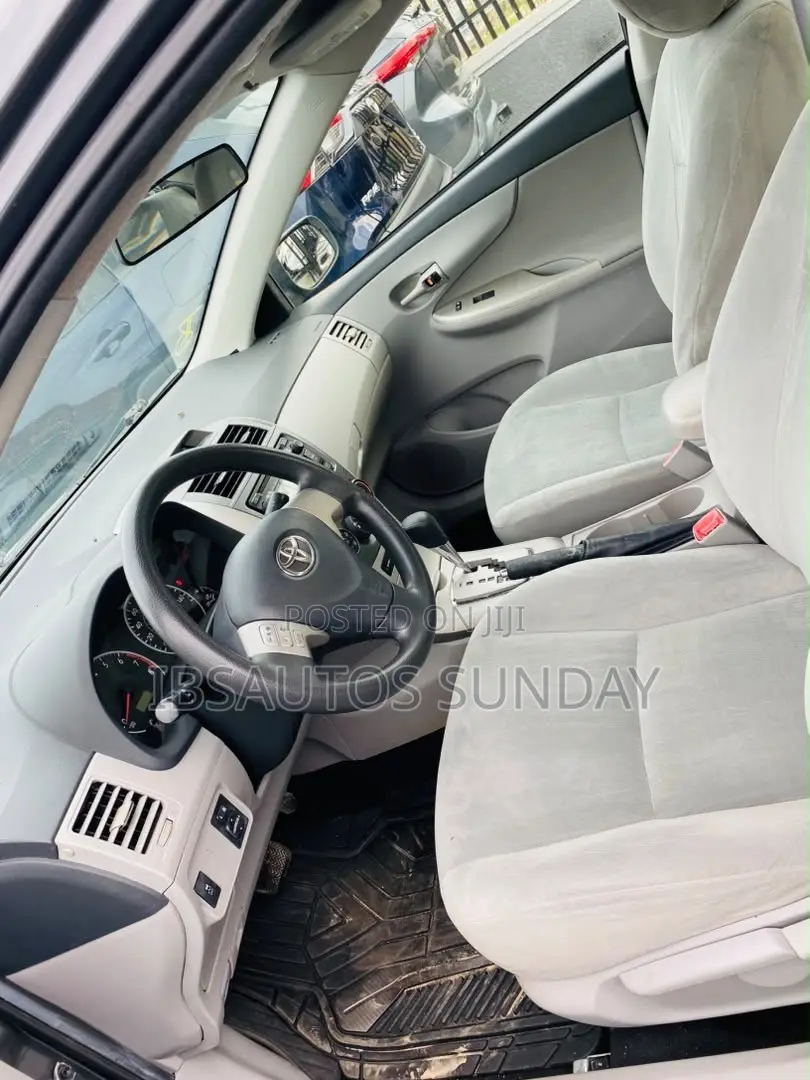 Toyota Corolla LE 4dr Sedan (1.8L 4cyl 4A) 2012 Gray