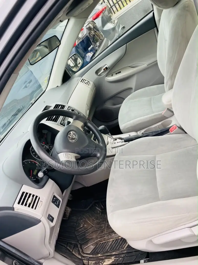 Toyota Corolla LE 4dr Sedan (1.8L 4cyl 4A) 2012 Gray