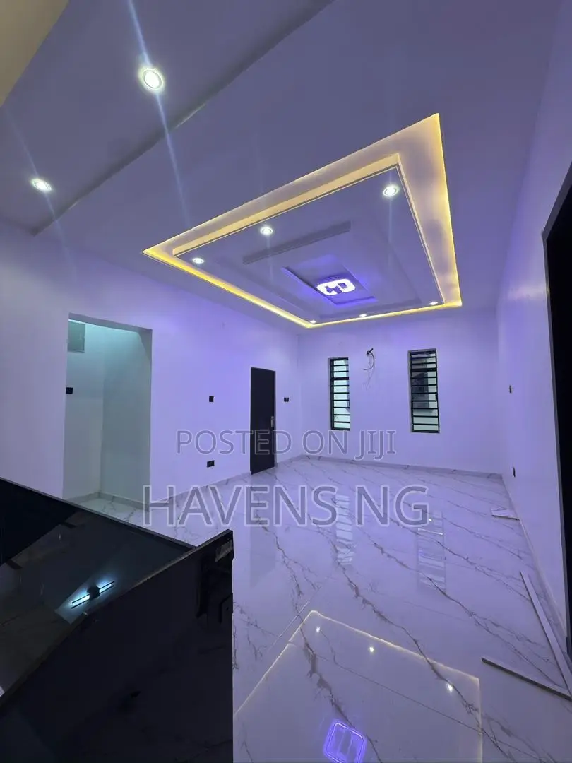 4bdrm Penthouse in Old Bodija for sale