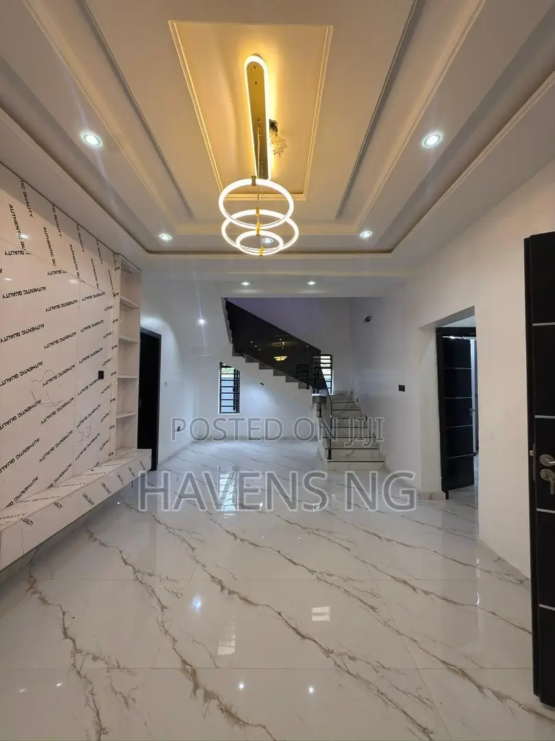 4bdrm Penthouse in Old Bodija for sale