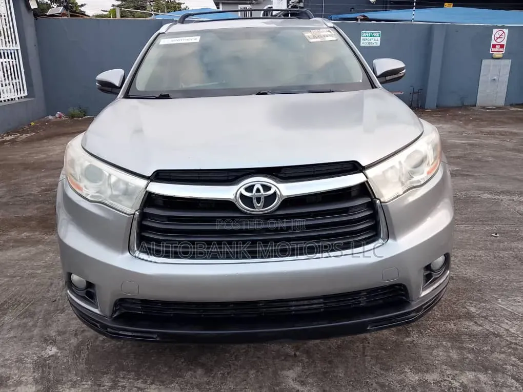 Toyota Highlander XLE 4dr SUV (3.5L 6cyl 6A) 2014 Silver