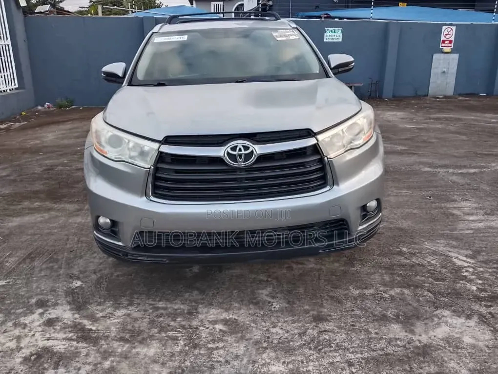 Toyota Highlander XLE 4dr SUV (3.5L 6cyl 6A) 2014 Silver