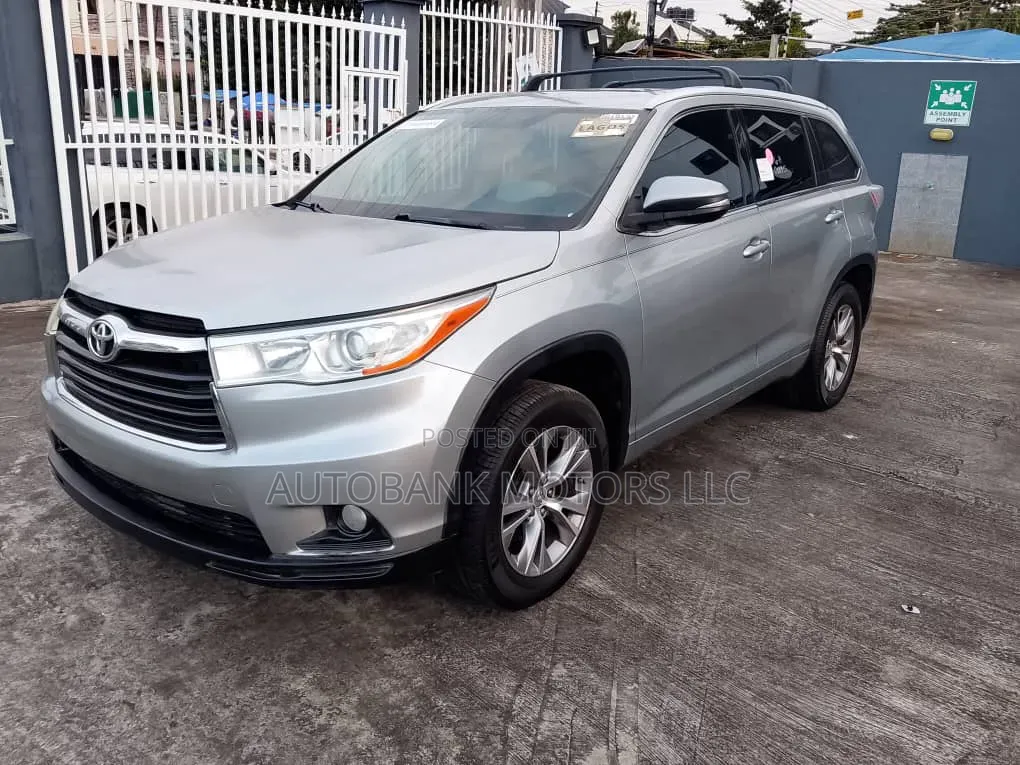 Toyota Highlander XLE 4dr SUV (3.5L 6cyl 6A) 2014 Silver