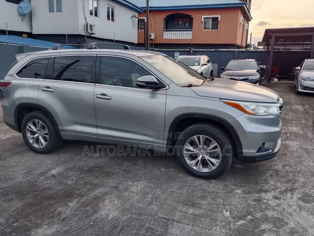 Toyota Highlander XLE 4dr SUV (3.5L 6cyl 6A) 2014 Silver
