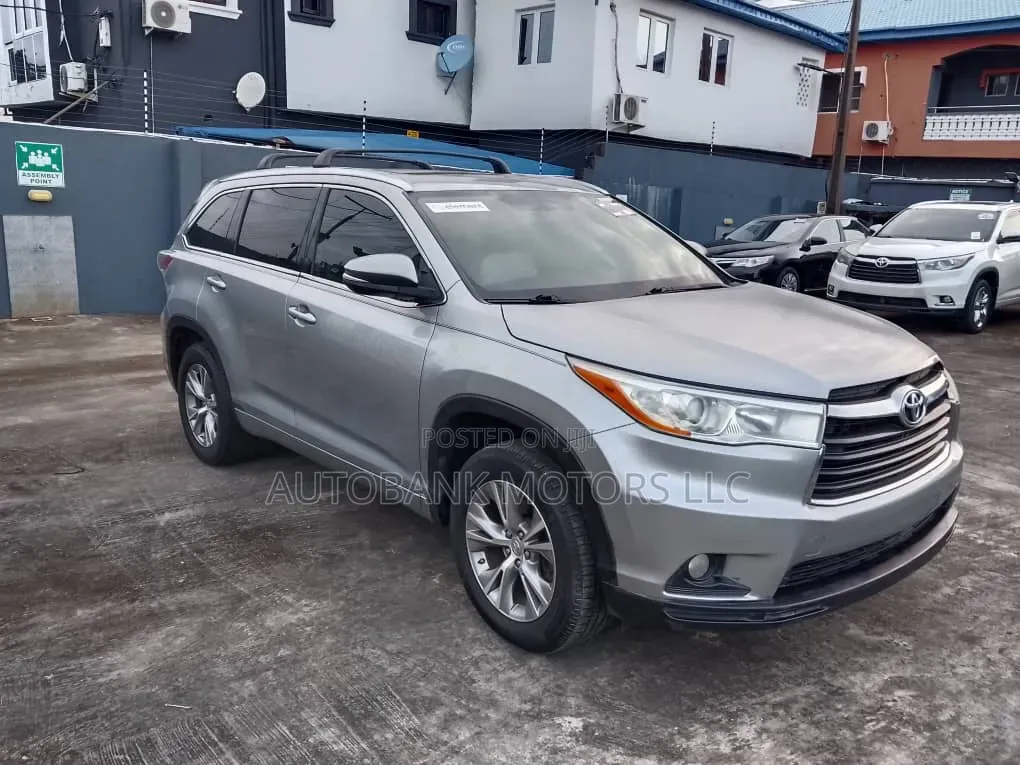 Toyota Highlander XLE 4dr SUV (3.5L 6cyl 6A) 2014 Silver