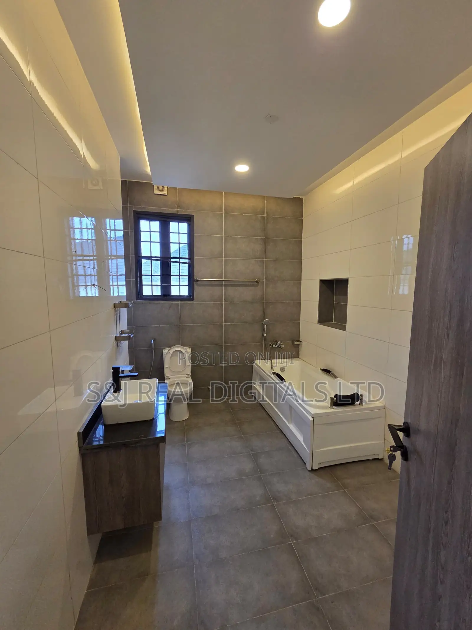 5bdrm Duplex in Dawaki for sale