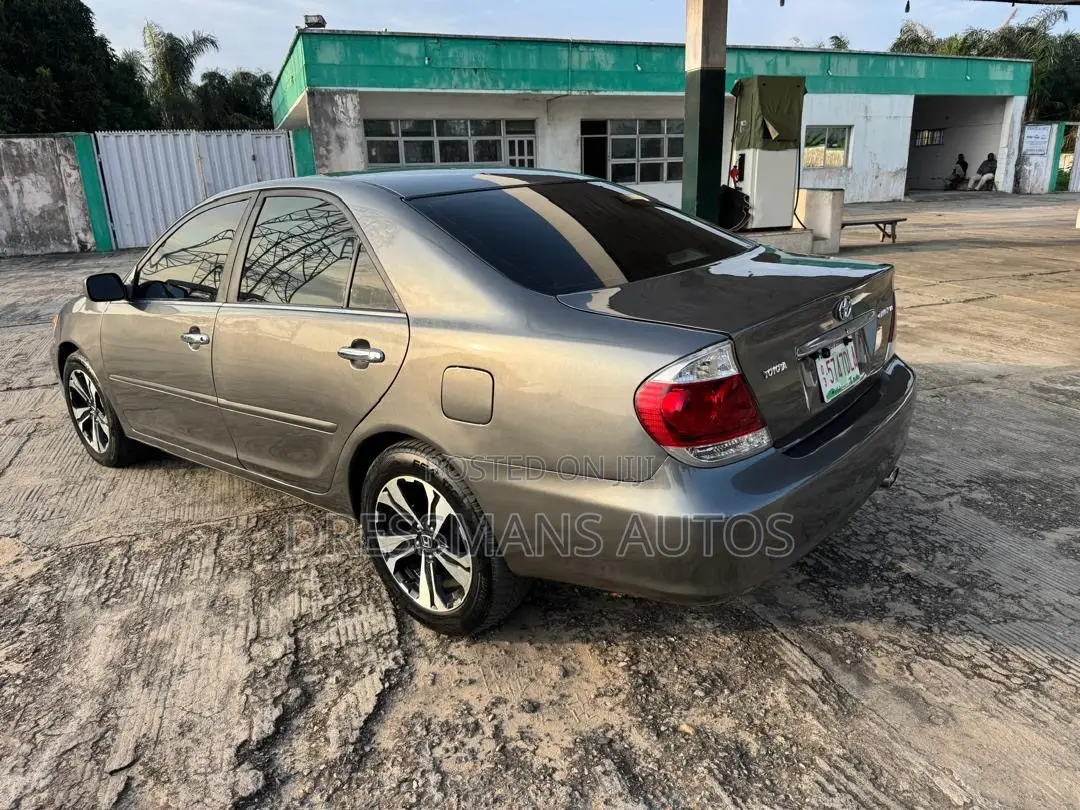 Toyota Camry LE 4dr Sedan (2.4L 4cyl 5A) 2005 Gray