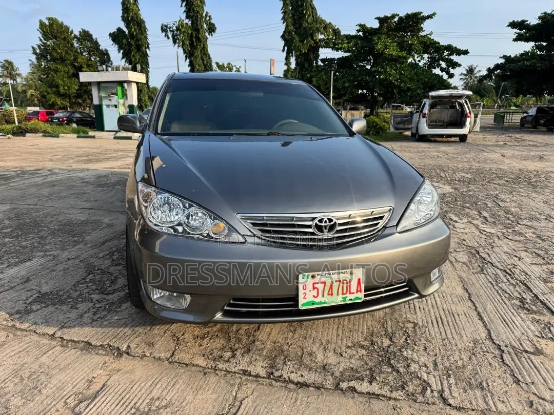Toyota Camry LE 4dr Sedan (2.4L 4cyl 5A) 2005 Gray