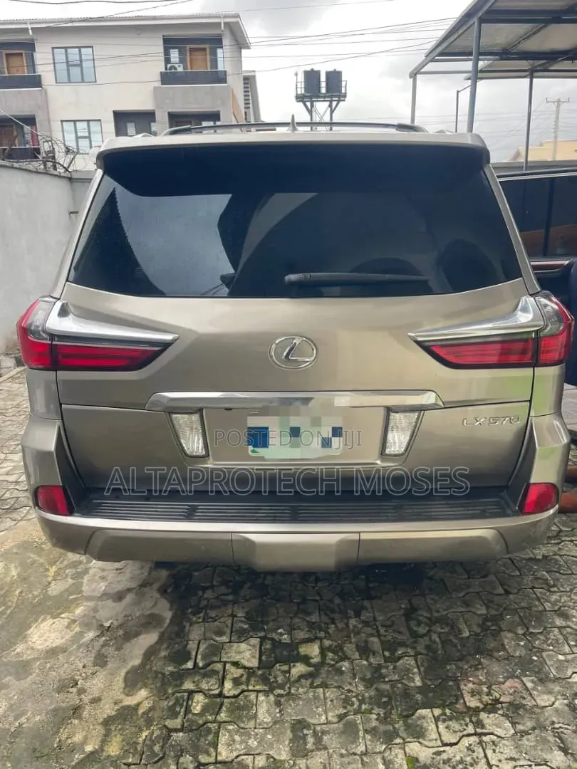 Lexus LX 570 AWD 2017 Gold