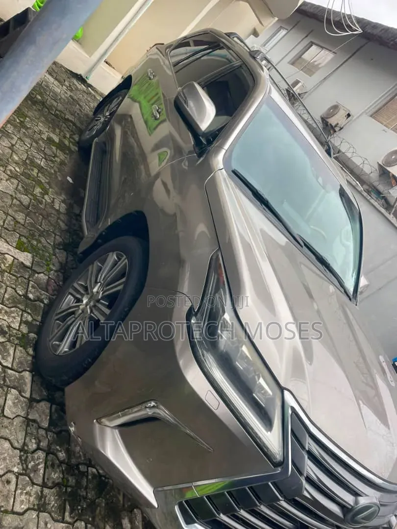 Lexus LX 570 AWD 2017 Gold