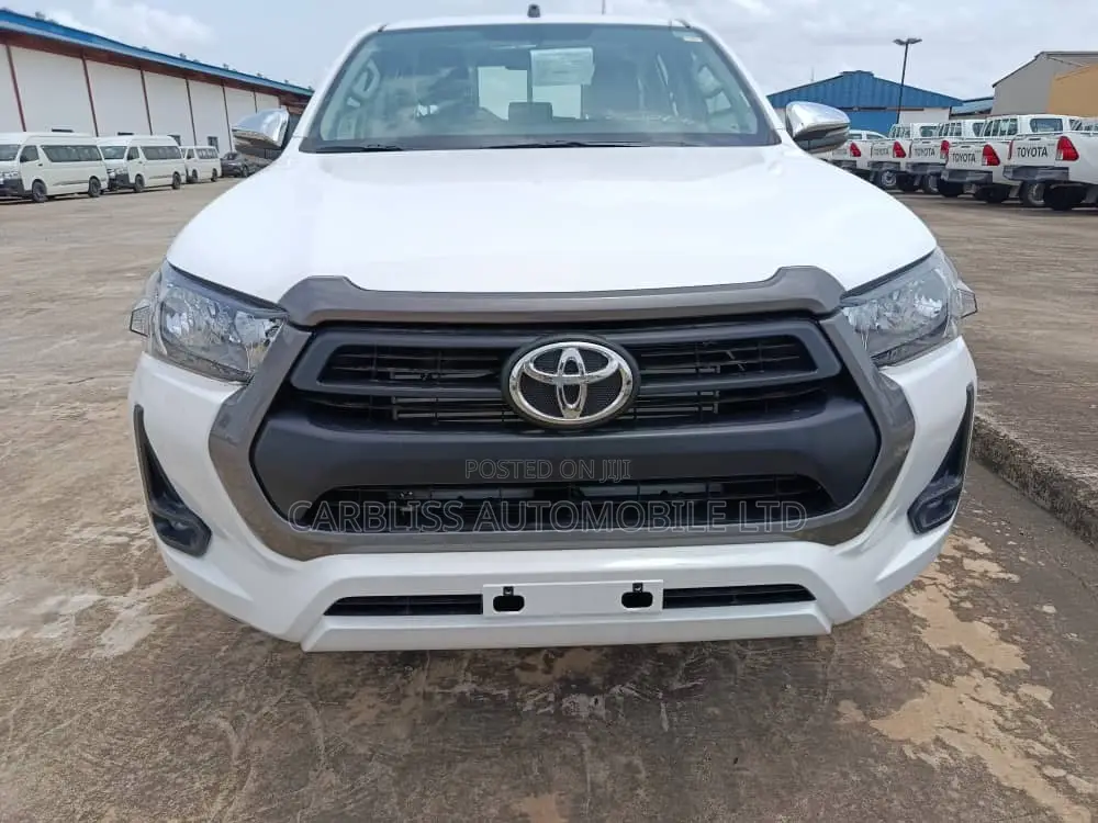 New Toyota Hilux 2025 White