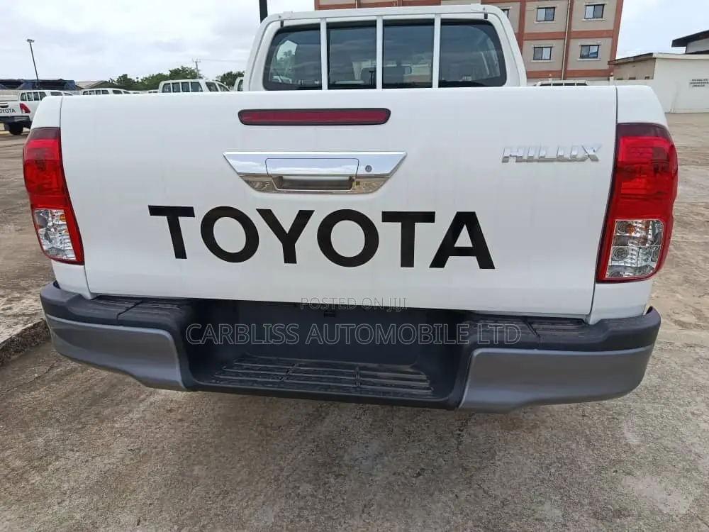 New Toyota Hilux 2025 White