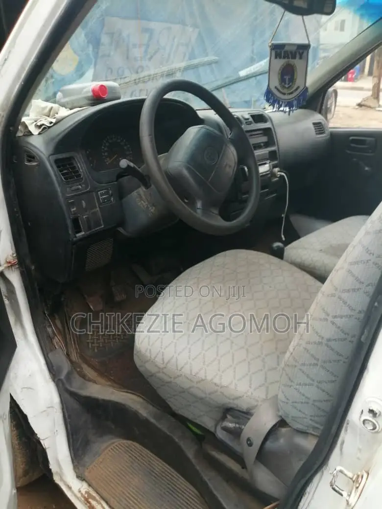 Toyota HiAce 2011 White