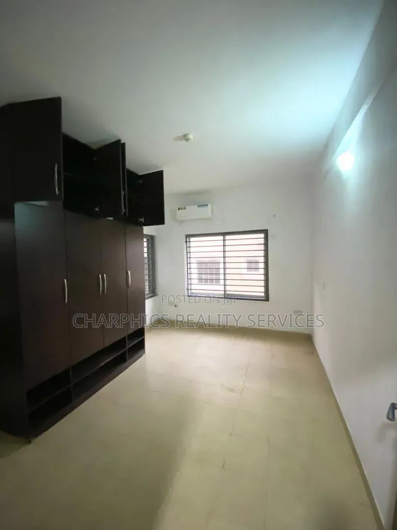 2bdrm Apartment in Lekki Phase 1 for rent