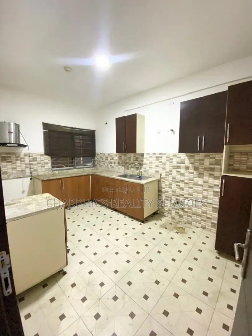 2bdrm Apartment in Lekki Phase 1 for rent
