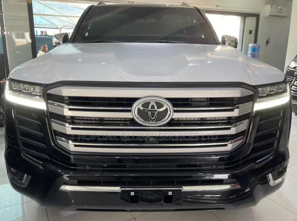Toyota Land Cruiser LC300 2024 Black