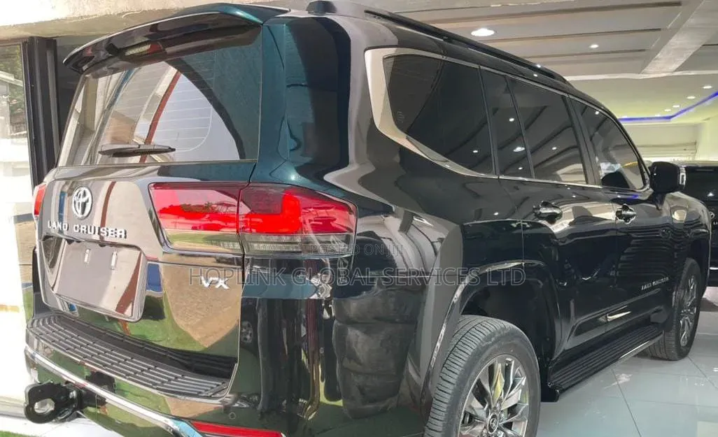 Toyota Land Cruiser LC300 2024 Black