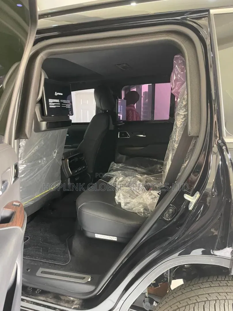 Toyota Land Cruiser LC300 2024 Black