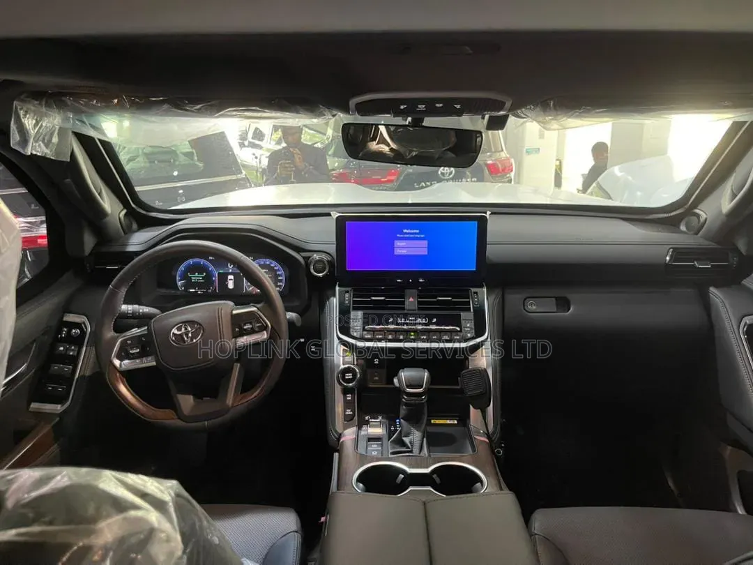 Toyota Land Cruiser LC300 2024 Black