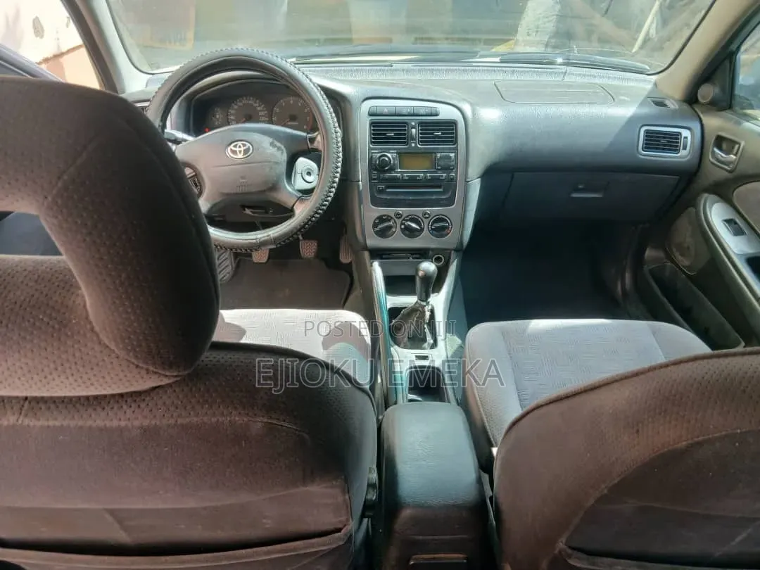 Toyota Avensis 2003 Gold